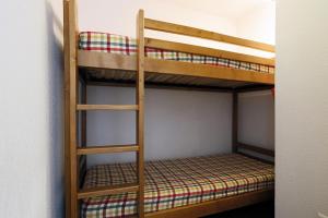Tempat tidur susun dalam kamar di Résidence Hameau De Balestas Mp - 2 Pièces pour 6 Personnes 604