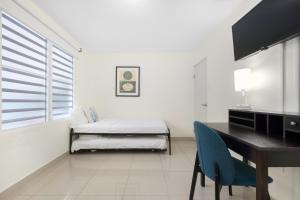 Et sittehjørne på Prime Location at Condado Beach 2br 1ba - Apt 9