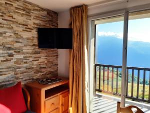 a living room with a large window with a view at Résidence Hameau De Balestas Mp - 2 Pièces pour 6 Personnes 684 in Germ