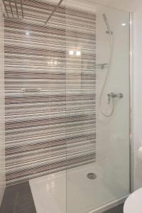 y baño con ducha y puerta de cristal. en gold 26 en Lisboa