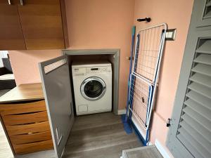 a washer and dryer in a small room at Sergiunca in Bocca di Magra