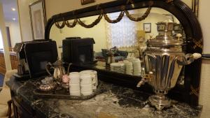 einen Tisch mit einem Spiegel und eine Theke mit einer Lampe in der Unterkunft HOTEL RIAZA in Riaza