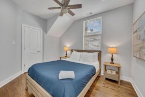a bedroom with a bed and a ceiling fan at Spacious Bucktown Sanctuary in Chicago