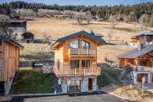 eine Aussicht auf ein Blockhaus mit Balkon in der Unterkunft Chalet Bellatrix Morzine - by EMERALD STAY in La Côte dʼArbroz