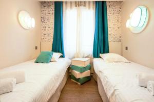 Llit o llits en una habitació de Résidence Presqu'Ile de la Touques - Appartement 3 pièces 6 personnes - Ex 334
