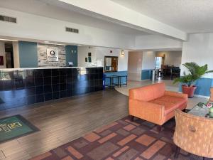 un vestíbulo vacío con sofá y mesa en Quality Inn & Suites, en Hattiesburg