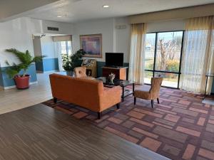Quality Inn & Suites Hattiesburg في هاتييسبورغ: غرفة معيشة مع أريكة وطاولة