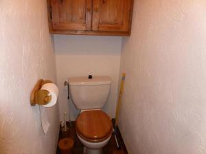 uma pequena casa de banho com WC e um armário de madeira em Résidence Princesse En Etraz Narcisse - 3 Pièces pour 6 Personnes 294 em Combloux