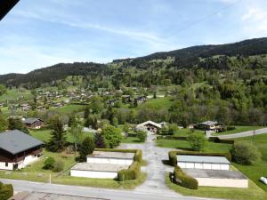 an aerial view of a small town in a mountain at Résidence Princesse En Etraz Narcisse - 3 Pièces pour 6 Personnes 294 in Combloux