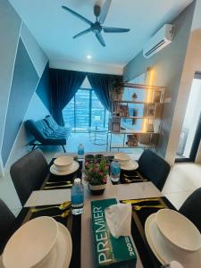 Reizz Residence By D'Amour في كوالالمبور: غرفة طعام مع طاولة مع كراسي ومروحة سقف