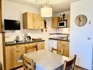 A kitchen or kitchenette at Résidence Le Zenith - Studio pour 4 Personnes 384