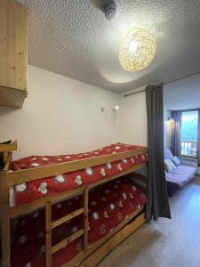 - une chambre avec 2 lits superposés dans l'établissement Résidence Le Zenith - Studio pour 4 Personnes 384, à Notre-Dame-de-Bellecombe