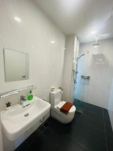 e bagno con servizi igienici, lavandino e doccia. di Reizz Residence By D'Amour a Kuala Lumpur