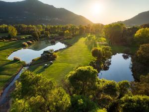 una vista aérea de un campo de golf con dos estanques en Aliki`s Luxury Suite with view, pet friendly! en Vátos