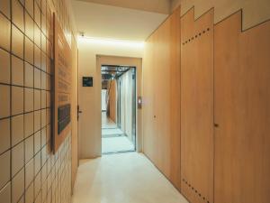 巴塞罗那Boutique Apartments 23 Barcelona的走廊上设有木门,走廊通往房间