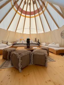 a room with two beds in a tent at Tipi Sioux in Belau