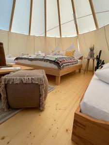 a bedroom with a bed in a tent at Tipi Sioux in Belau