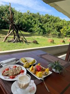 una mesa con dos platos de comida encima en Hari Villa Mirissa, en Mirissa