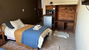 ein kleines Schlafzimmer mit einem Bett und einem Klavier in der Unterkunft Room in El Chalten