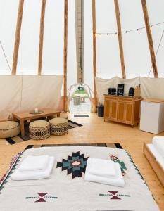 a large room with a rug in a tent at Tipi Wappo in Belau