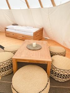 Habitación con cama, mesa y sillas. en Tipi Wappo, en Belau
