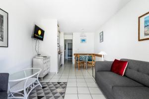 - un salon avec un canapé et une table dans l'établissement Résidence Port Bourgenay - maeva Home - Appartement 2 pièces 4 personnes - 434, à Talmont-Saint-Hilaire