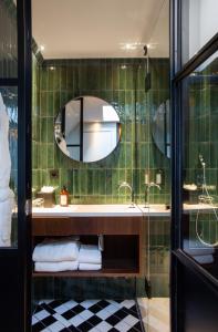 パリにあるHotel Flanelles Parisのバスルーム(洗面台、鏡付)