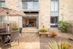 Patio atau area outdoor lain di Luxury Garden Apartment in St Andrews