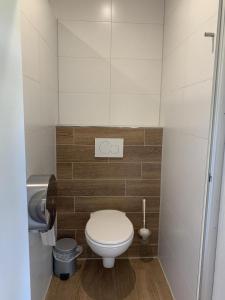 uma pequena casa de banho com WC numa cabina em Outdoor Lounge am Belauer See mit Seezugang em Belau