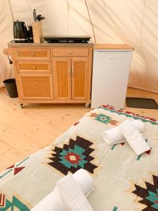 a bed with two towels on it with a dresser at Tipi Kiowa in Belau