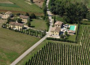 een luchtzicht op een huis in een wijngaard bij agriturismo villaggio green in Montefalco