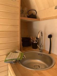 Püchau的住宿－Igluhut Molino，一个小房子里一个带水槽的厨房