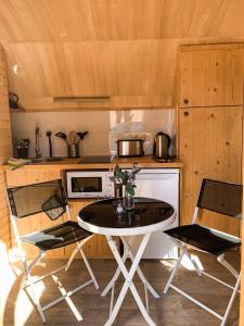 a small kitchen with a table and two chairs at Igluhut Molino in Püchau