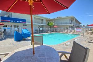 בריכת השחייה שנמצאת ב-Motel 6-Tulare, CA או באזור