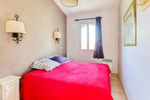 ein Schlafzimmer mit einem roten Bett und einem Fenster in der Unterkunft Les maisons Le Rouret - maeva Home - Maison 3 pièces 6 personnes - Prestige MAE-1044 in Grospierres