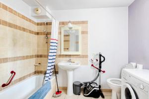 ein Badezimmer mit Waschbecken, Toilette und Dusche in der Unterkunft Les maisons Le Rouret - maeva Home - Maison 3 pièces 6 personnes - Prestige MAE-1044 in Grospierres + 24 Fotos