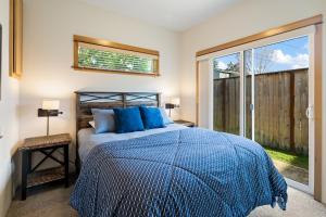 1 dormitorio con cama y ventana grande en Pioneer Vacation Rentals - Pioneer Craftsman House, en Ashland