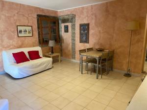 - un salon avec un lit, une table et une table dans l'établissement La dimora nel castello, à Bomarzo