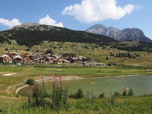 un pueblo en un valle con un lago y montañas en Résidence Alpet Ii - 2 Pièces pour 6 Personnes 374, en Montgenèvre