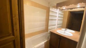 Kúpeľňa v ubytovaní Résidence Les Airelles - appartement plein sud, parking couvert - 50 m des pistes de ski! MAE-8394 + 11 fotografií