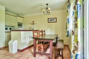 Kuchnia lub aneks kuchenny w obiekcie Les Maisons du Domaine du Golf de Pinsolle - maeva Home - Maison 3 pièces 6 personnes - Sélection MAE-9964