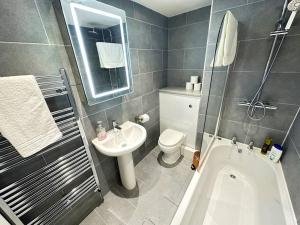 Koupelna v ubytování Hazel 1-Bedroom Flat, Parking, WIFI, Prime location, Close to Blenheim Palace & Oxford