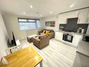 una cucina e un soggiorno con divano e tavolo di Hazel 1-Bed Flat (3) + Parking a Kidlington
