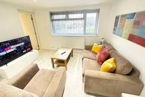 a living room with two couches and a flat screen tv at Hazel 1-Bed Flat (3) + Parking in Kidlington