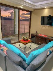 a living room with a couch and a table at Torres de Atitlan 14 nivel in Panajachel