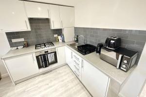 Kuchyň nebo kuchyňský kout v ubytování Hazel 1-Bedroom Flat, Parking, WIFI, Prime location, Close to Blenheim Palace & Oxford