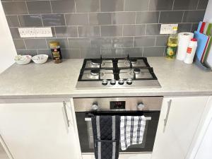 Kuchyň nebo kuchyňský kout v ubytování Hazel 1-Bedroom Flat, Parking, WIFI, Prime location, Close to Blenheim Palace & Oxford