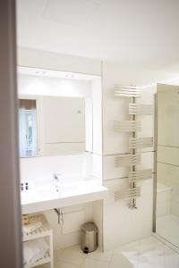uma casa de banho com um lavatório e um espelho em Grand Hotel Telese em Telese Terme