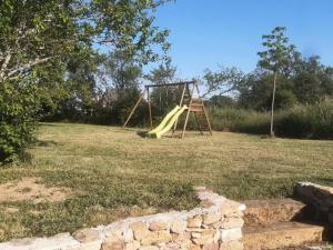 plac zabaw ze zjeżdżalnią na polu w obiekcie PEYRIGNAC - Maison 3 Pièces 4 personnes MAE-0684 w mieście Peyrignac