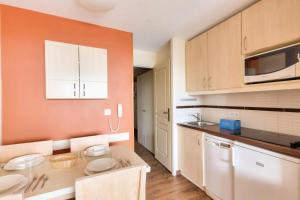 Kuchnia lub aneks kuchenny w obiekcie Résidence Cannes Villa Francia - maeva Home - Appartement 2 pièces 5 personnes - Budget MAE-0634